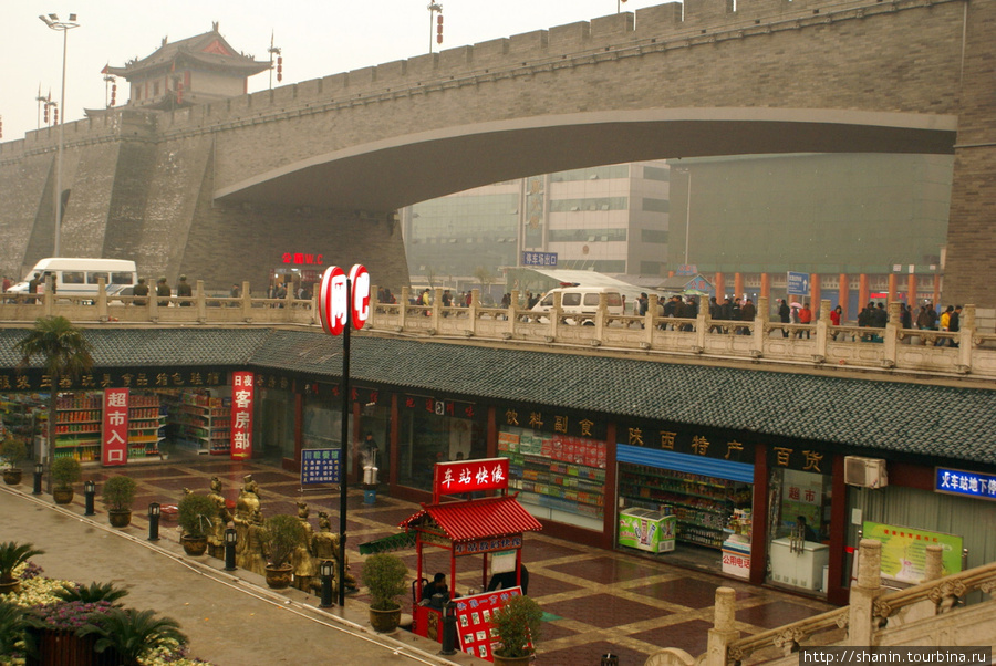 Городская стена у вокзала в Сиане Сиань, Китай