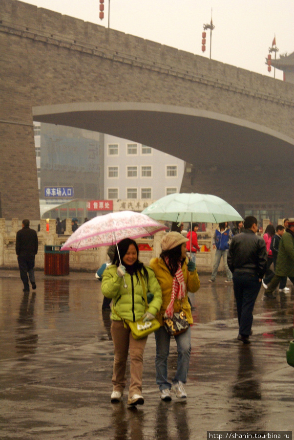 Под дождем в Сиане Сиань, Китай