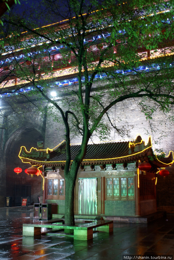 Ночью у городской стены в Сиане Сиань, Китай