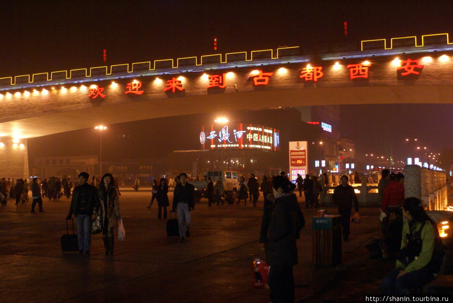 Ночью у вокзала в Сиане Сиань, Китай