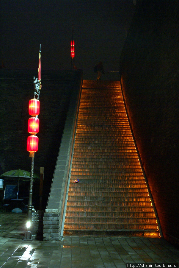 Подъем на Городскую стену в Сиане Сиань, Китай
