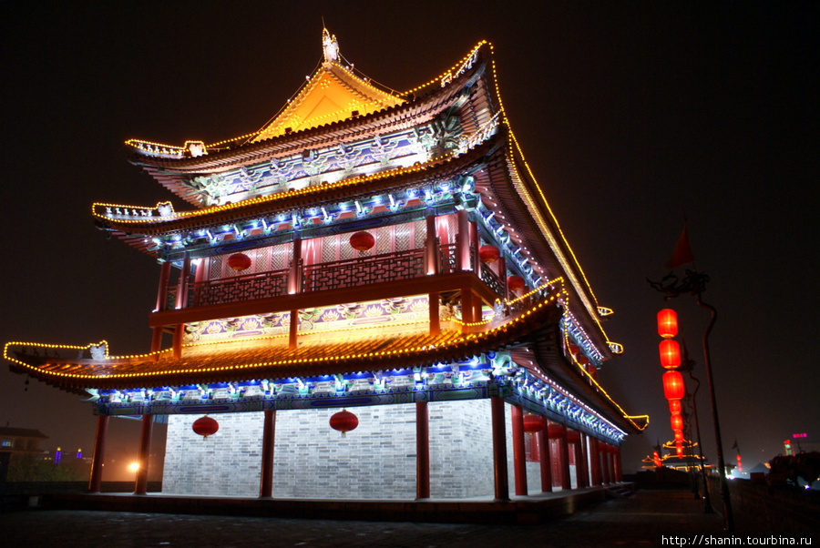 Пагода на городской стене в Сиане Сиань, Китай