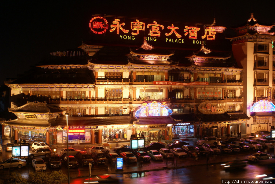 Вид на отель с городской стены Сианя Сиань, Китай