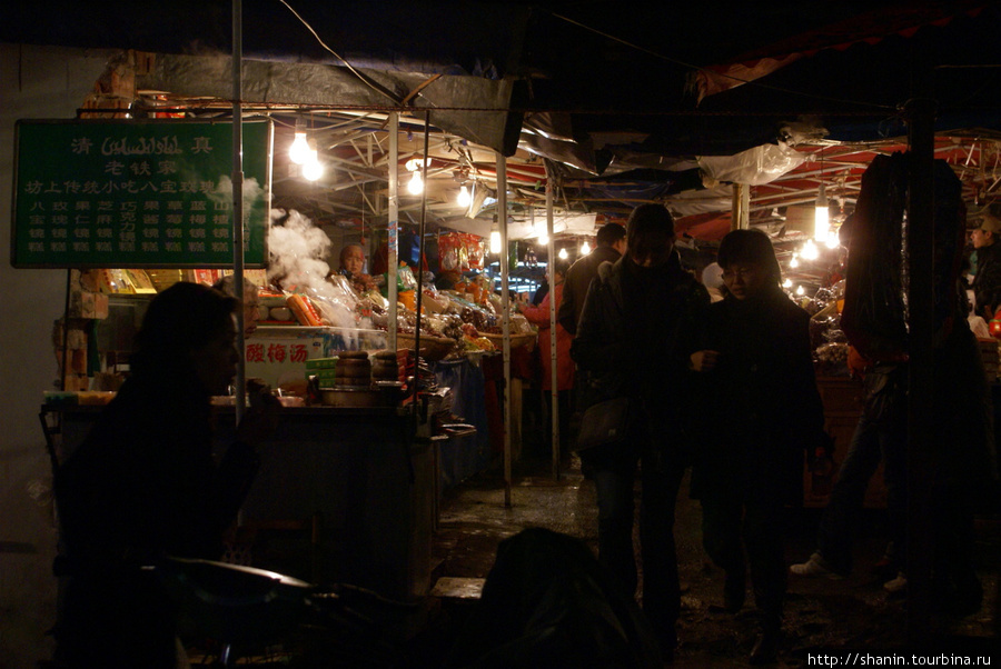 На уличном рынке в Сиане Сиань, Китай