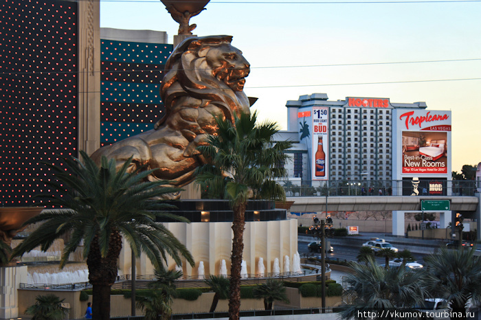 Огромный лев у отеля MGM Grand Лас-Вегас, CША