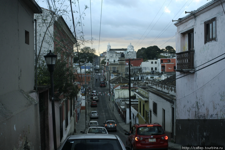 С горки далеко видно город Комитан-де-Домингес, Мексика