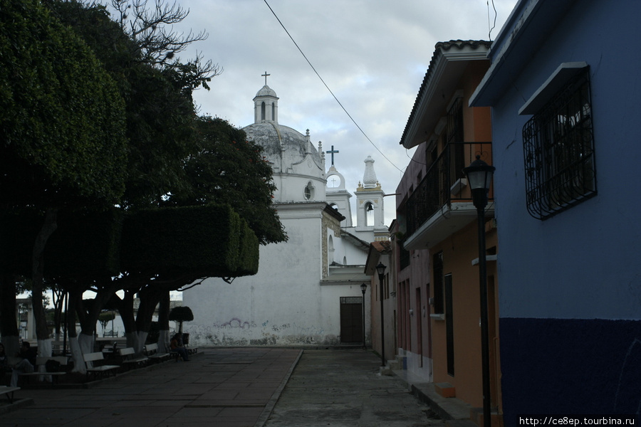 Из разных частей города видны различные церкви Комитан-де-Домингес, Мексика