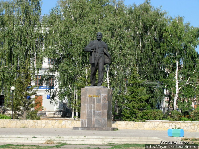 Недалеко от гостиницы — памятник В. И. Ленину. Елабуга, Россия