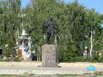 Недалеко от гостиницы — памятник В. И. Ленину.