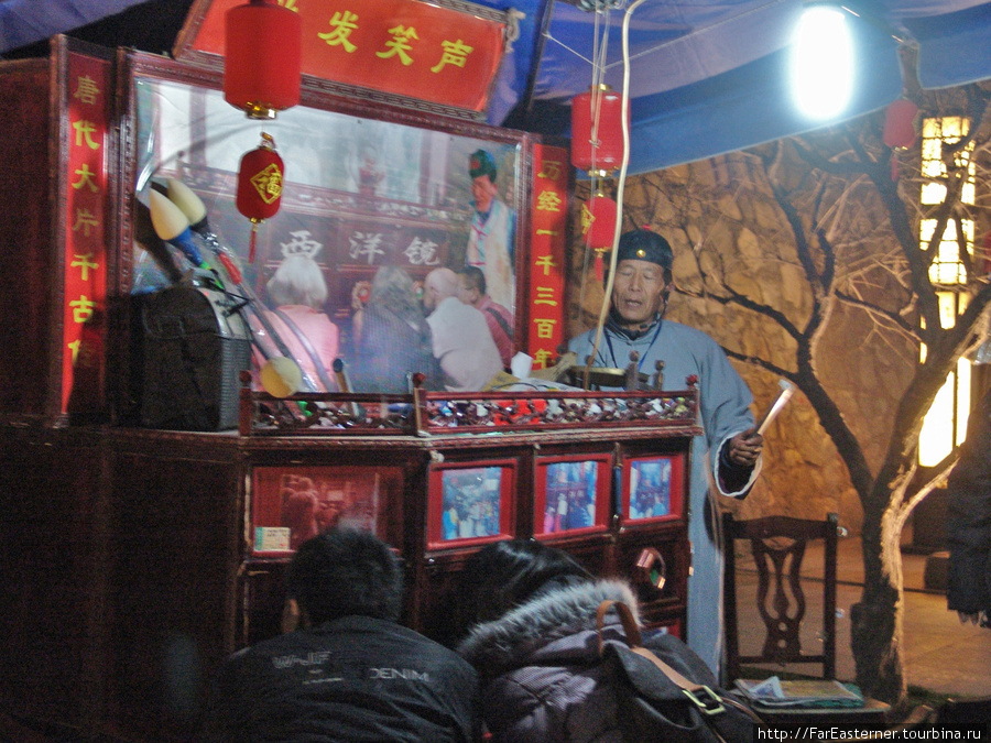 Цветомузыкальное шоу около пагоды в Сиане Сиань, Китай