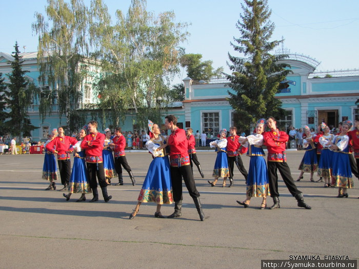 Танец на площади. Елабуга, Россия