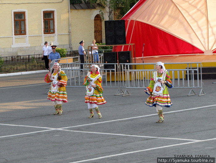 Танец и песня. Елабуга, Россия