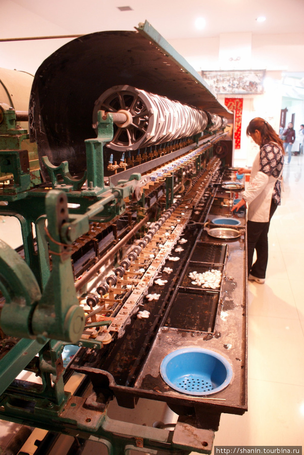 Станок на шелковой фабрике Сиань, Китай