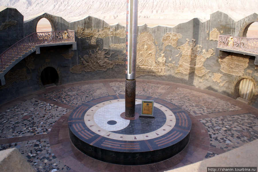 Внутренний двор музея Огненных гор с гигантским термоментром Турфан, Китай