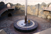 Внутренний двор музея Огненных гор с гигантским термоментром