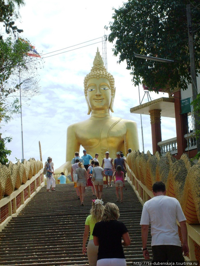 на обзорной экскурсии: по лестнице к Золотому Будде. Паттайя, Таиланд