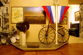 Экспонаты краеведческого музея. Велосипед костотряс.