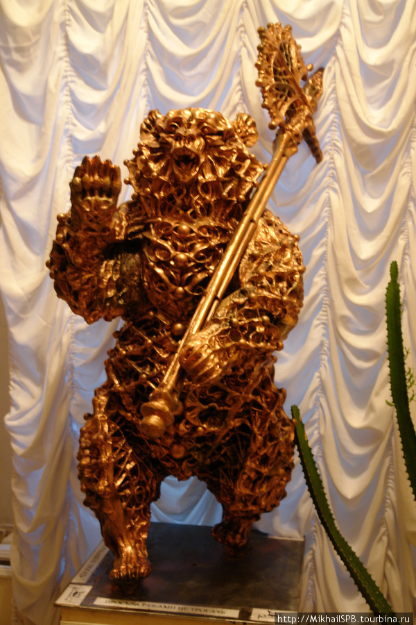 Медведь — символ города Яраславль. Ярославль, Россия