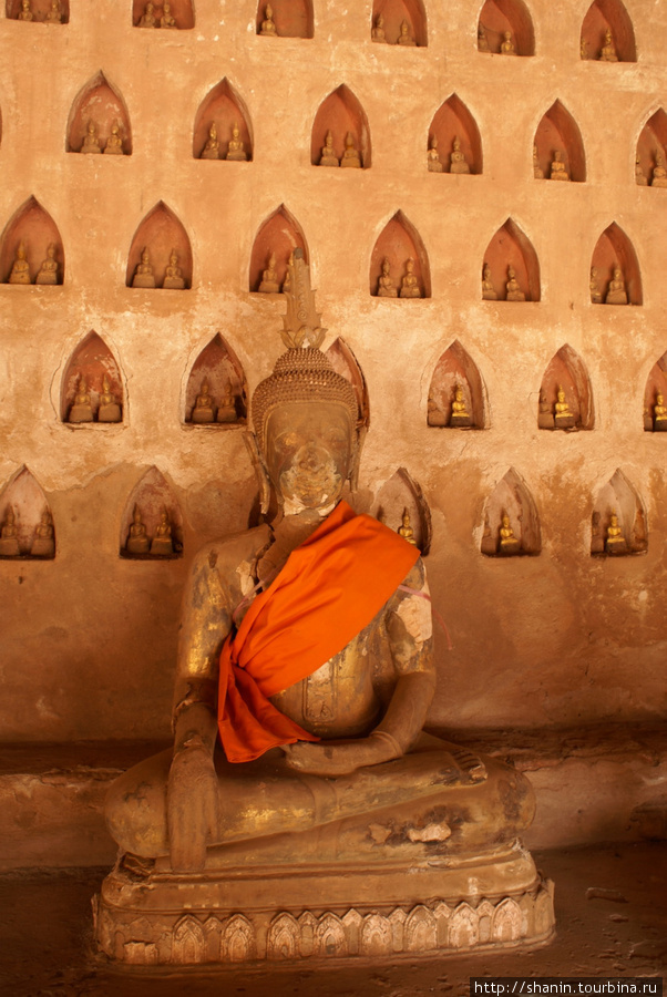 Большой Будда и маленькие Будды Вьентьян, Лаос