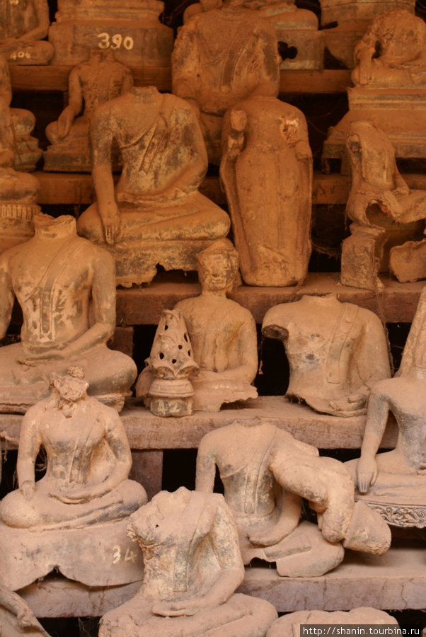 Статуэтки Будды в монастыре Ват Сисакет во Вьентьяне Вьентьян, Лаос