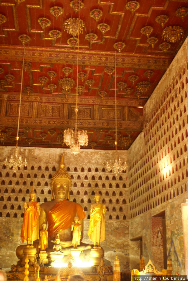 Главная статуя Будды в центральном храме монастыря Ват Сисакет Вьентьян, Лаос
