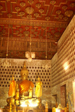 Главная статуя Будды в центральном храме монастыря Ват Сисакет