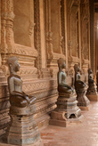 Будды у стены храма