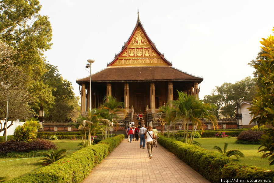 Дорожка к входу в храм в монастыре Ват Хо Пра Кео Вьентьян, Лаос