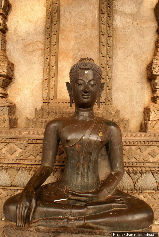 Бронзовая статуя Будды в монастыре Ват Хо Пра Кео во Вьентьяне Вьентьян, Лаос