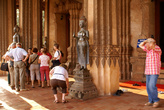 Туристы в монастыре Ват Хо Пра Кео
