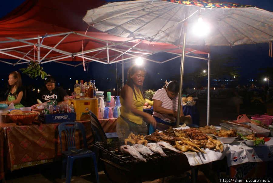 Ночной рынок на берегу Меконга Вьентьян, Лаос