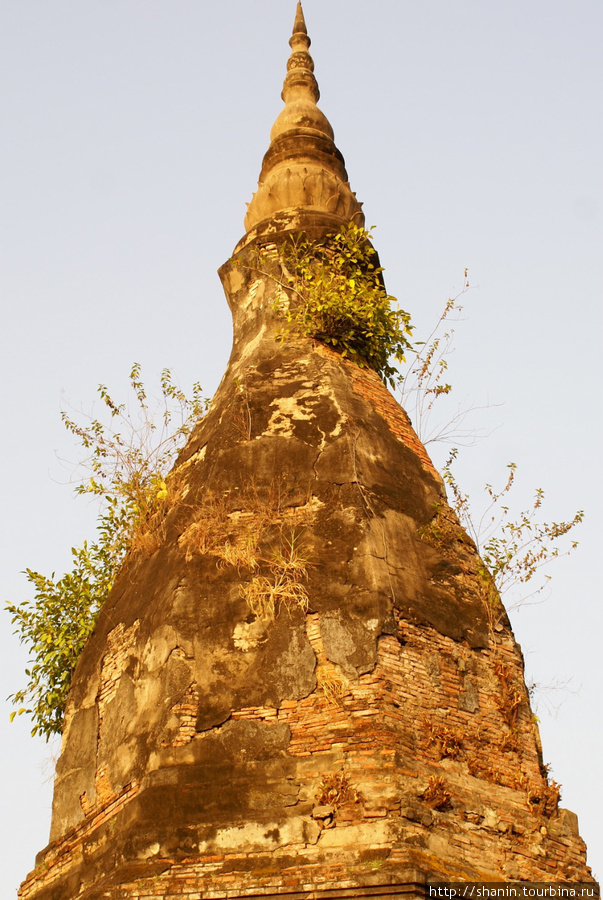 Ступа Тхат Дам — самая старая во Вьентьяне Вьентьян, Лаос