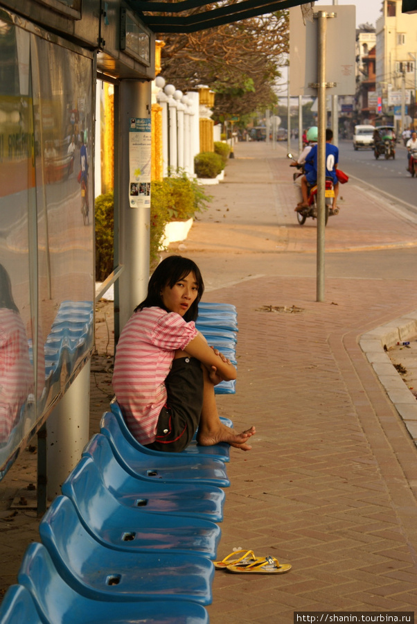 На автобусной остановке во Вьентьяне Вьентьян, Лаос