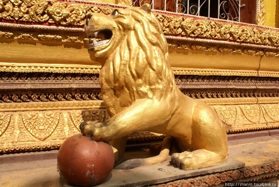 Лев с мячом в монастыре Ват Си Мыанг во Вьентьяне Вьентьян, Лаос
