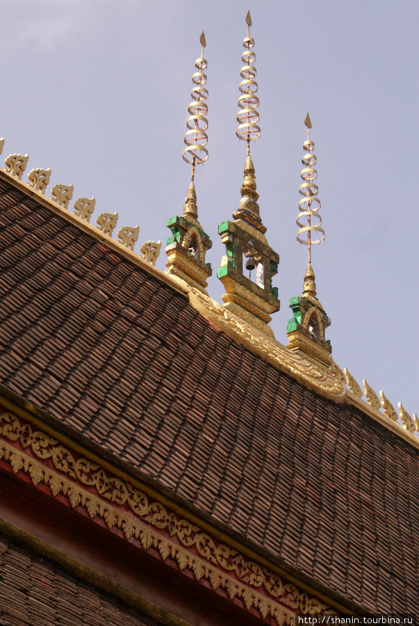 Крыша храма в монастыре Ват Си Мыанг во Вьентьяне Вьентьян, Лаос