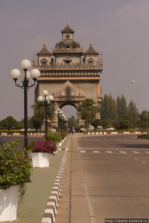 Главная улица Вьентьяна приводит к арке Патуксай Вьентьян, Лаос