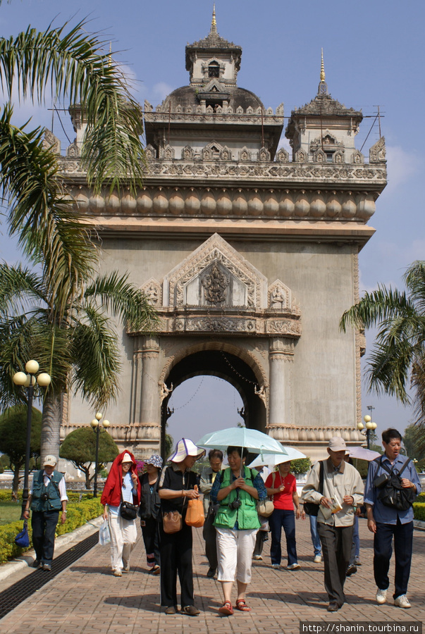 Туристы у арки Патуксай Вьентьян, Лаос