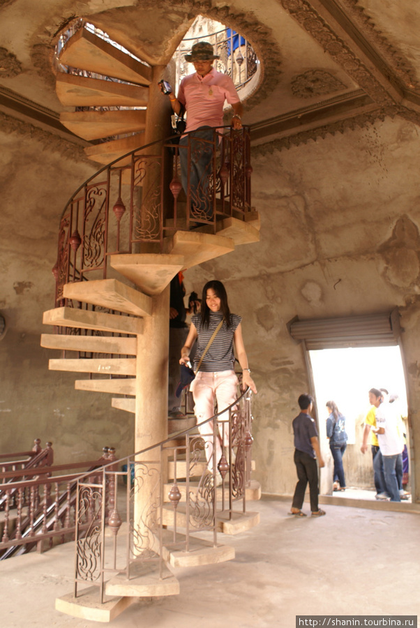 Винтовая лестница в арке Патуксай Вьентьян, Лаос