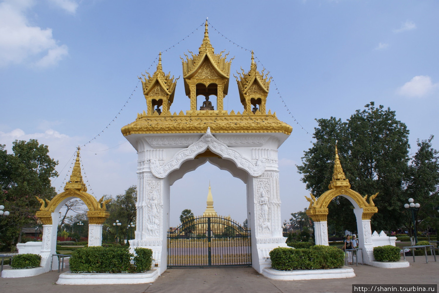 Торжественные ворота перед храмом Пха Тхат Луанг во Вьентьяне Вьентьян, Лаос