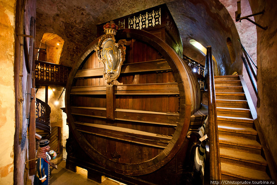 Самая большая бочка для вина — это знаменитая гейдельбергская бочка. Она сделана из высококачественного дуба известным немецким мастером М. Вернером для выдержки вина, которое поставлялось ко двору высокопоставленных вельмож. Бочка была изготовлена в 1751 году из 130 дубовых стволов. Её емкость — 212 422 литра. Гейдельберг, Германия