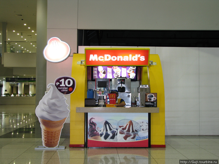 Самый маленький McDonald`s, который я видел. а/п в Маниле. Манила, Филиппины