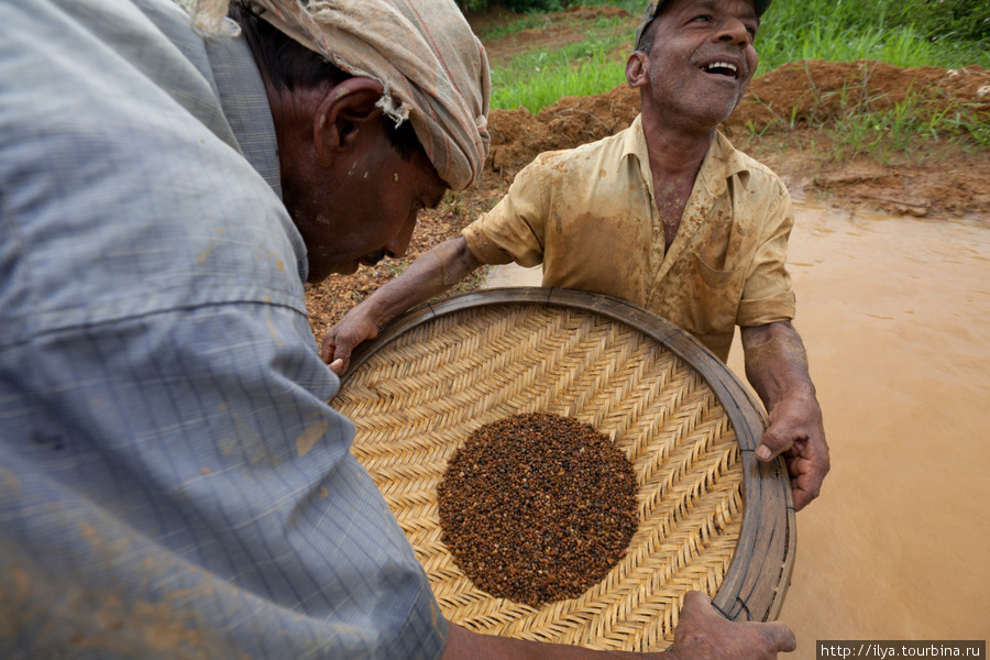 Вот в таких плетеных корзинах передают грунт наверх, там его промывают в поисках драгоценных камней. Шри-Ланка