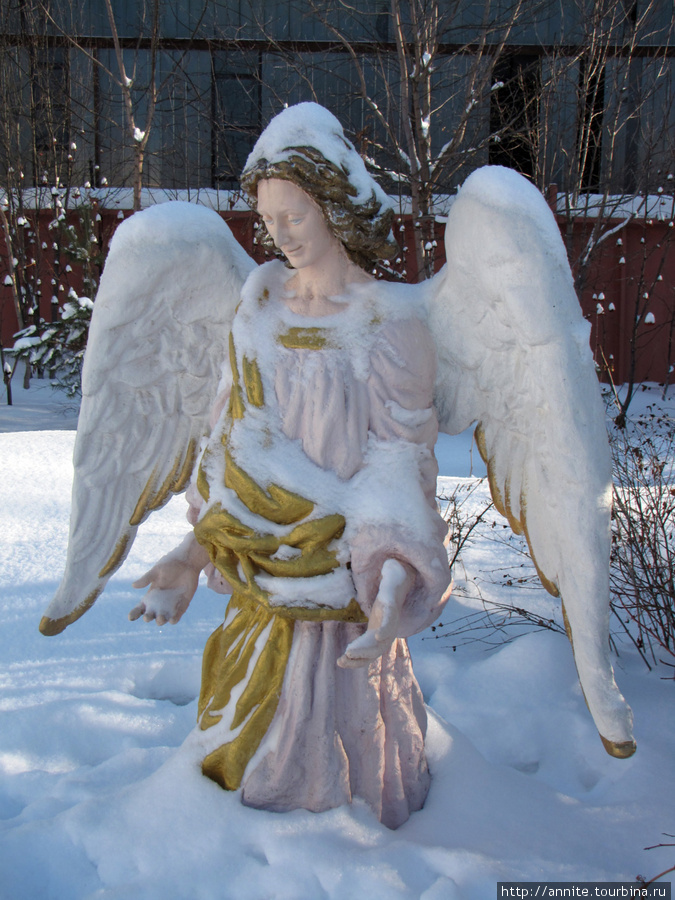 Фигура ангела на территории монастыря. Рязань, Россия