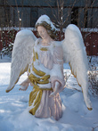Фигура ангела на территории монастыря.