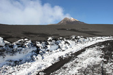 Зимой вершина вулкана покрыта снежным покровом. Но недавнее извержение засыпало весь снег пеплом. Так что только там, где заново прокладывали дорогу можно увидеть снег.