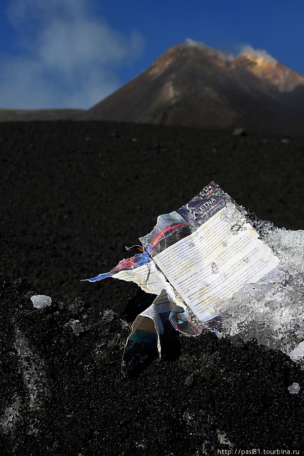 Вмороженная в лед страничка из путеводителя на русском языке... Вулкан Этна Национальный Парк (3350м), Италия