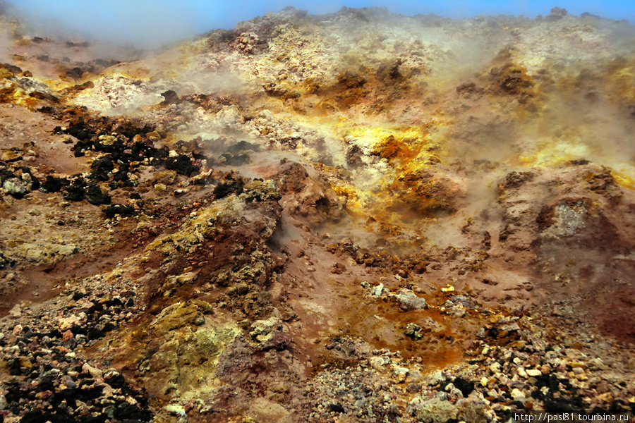 Но я вспоминаю, что в Индонезии добывают серу из жерла вулкана. И вполне нормально проживают свои короткие жизни! Вулкан Этна Национальный Парк (3350м), Италия
