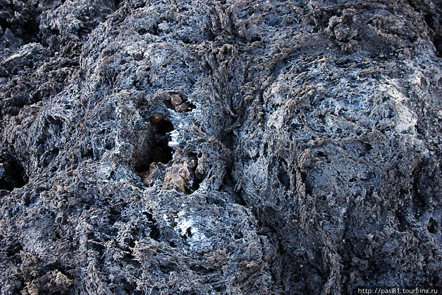 ...не смотря на свежие лавовые потоки самых причудливых форм. Идти по ним существенно сложнее, чем по пеплу — там все стабильно, гладко и удобно. А здесь неустойчивые, легкие камни. Вулкан Этна Национальный Парк (3350м), Италия