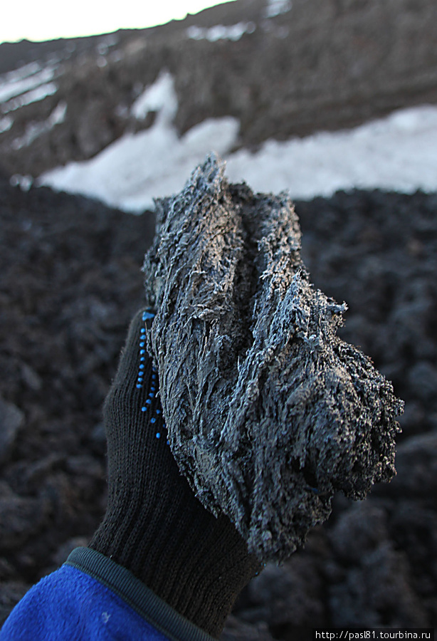 Скрученные нити — камень, весом в несколько сот грамм Вулкан Этна Национальный Парк (3350м), Италия