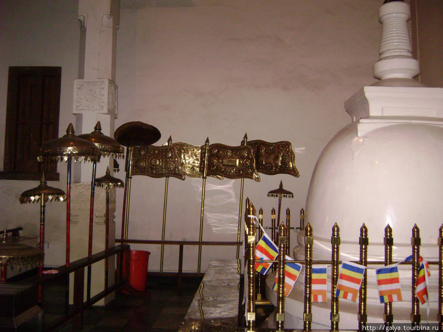 Ступа в храме Бентота, Шри-Ланка